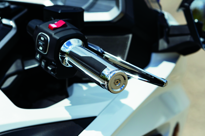 Load image into Gallery viewer, Kuryakyn 6764 KUR Hand Grips E
